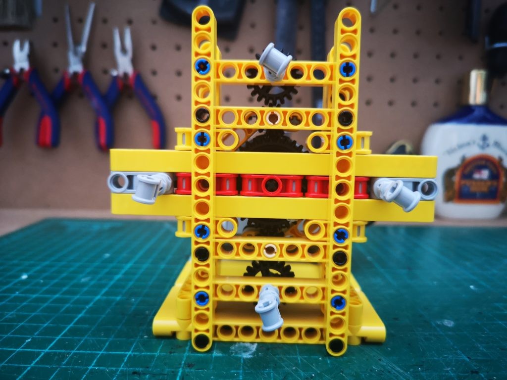 Vista frontal de la maquina de colchar cabos de LEGO