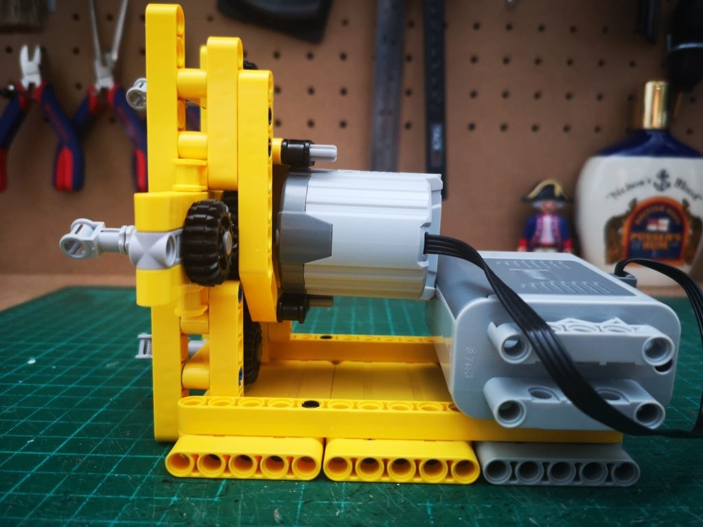 Vista lateral de la maquina de colchar cabos de LEGO