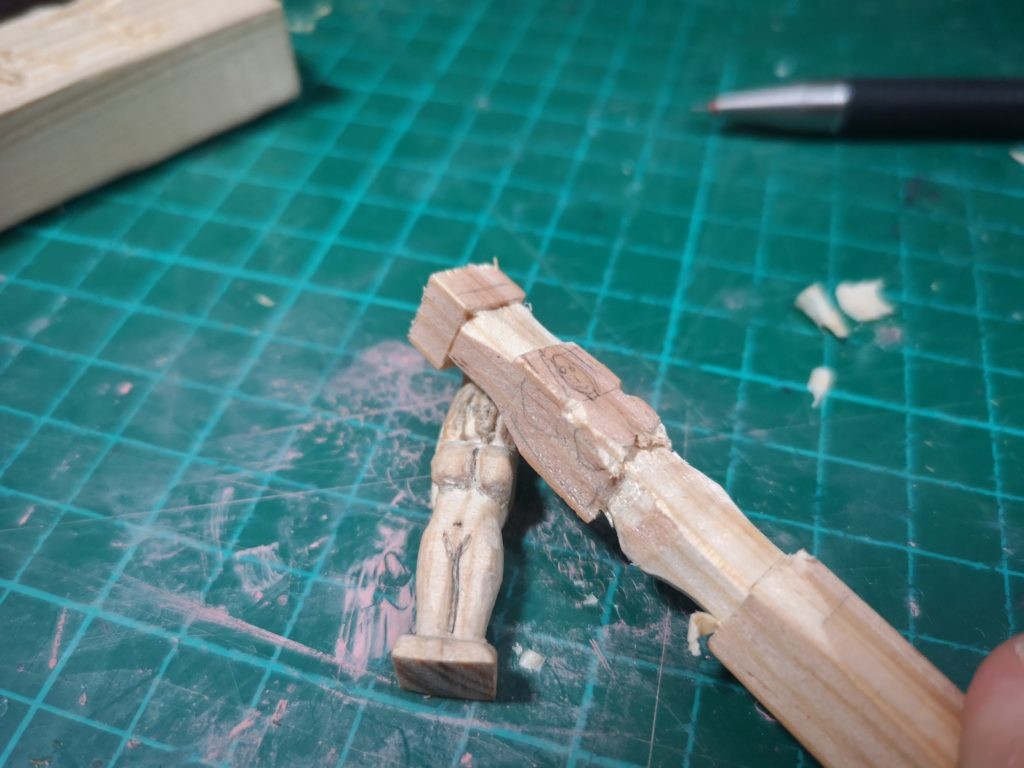 Corta con un cutter la figura en el liston de madera